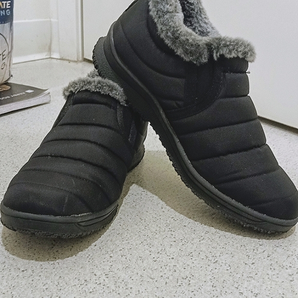 Minnetonka Black Ankle Boots with Gray Fur Trim - Picture 1 of 7